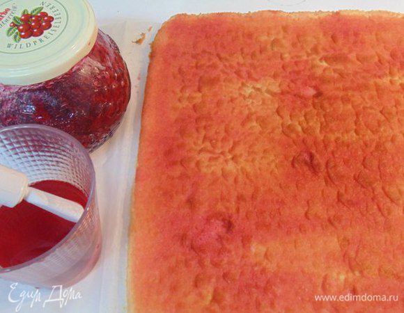 Я использовала готовый сироп Алькермес, если его нет, то приготовить сироп: смешать воду с сахаром, довести до кипения, остудить, влить коньяк. Бисквит пропитать сиропом.