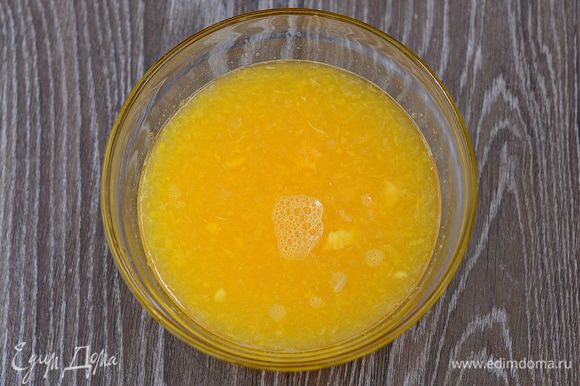 С помощью соковыжималки для цитрусовых выжать сок и лимонов и апельсинов. Если в сок попадет мякоть, выбрасывать не нужно.