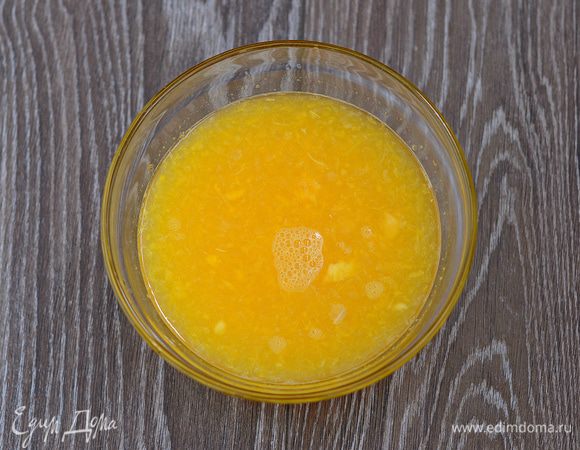 С помощью соковыжималки для цитрусовых выжать сок и лимонов и апельсинов. Если в сок попадет мякоть, выбрасывать не нужно. 