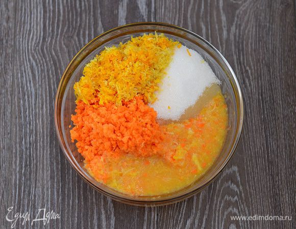 Морковь перекрутить через мясорубку. Добавить сахар, сок цитрусовых и цедру.