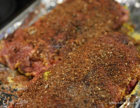 Смазанные ребра обсыпаем с 2-х сторон готовой смесью из специй.