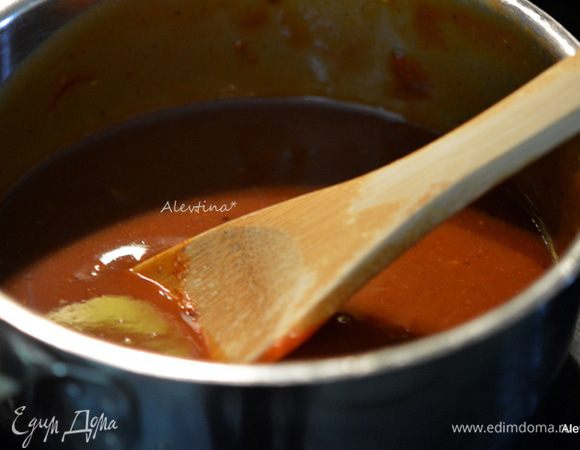 Приготовим барбекю соус, смешав все ингредиенты. Поставим на средний огонь, закрыв крышкой, помешиваем иногда и готовим 10 мин. Охладить при комнатной температуре.