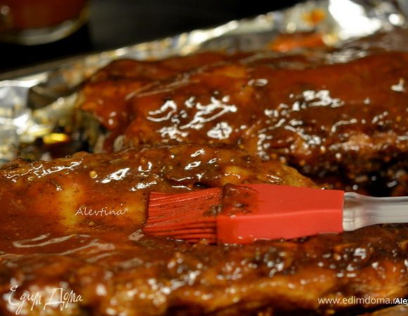 Смажем готовые ребра соусом барбекю и готовим на гриле 5 мин сторона.