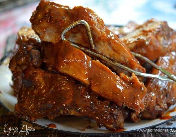 Подаем к столу, разрезав ребрышки порциями. Приятного аппетита.