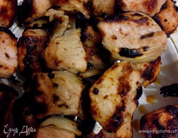 За 30 минут до жарки натираем киви на мелкой терке, ну или просто давим руками и кладем в чашку с мясом, хорошо перемешиваем. Киви сделает мясо намного мягче.
За 15 минут до жарки сливаем лишнюю жидкость, добавляем яйцо и ложку муки, хорошо перемешиваем, создавая подобие оболочки из теста.
Насаживаем мясо на шампуры, чередуя с луковыми лепестками. А как жарить шашлык, думаю, объяснять никому не нужно)))