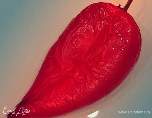 Перец болгарский красный запечь в духовке целиком, готовый перец очистить от кожуры и семечек.