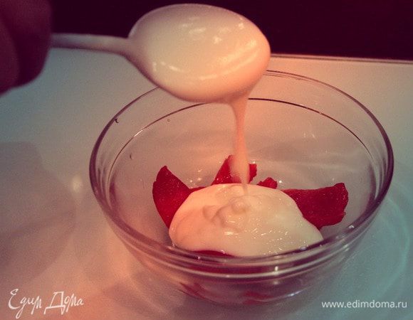 Очищенный болгарский перец измельчить в блендере с йогуртом до однородного состояния. Добавить острый красный перец, соль по вкусу.