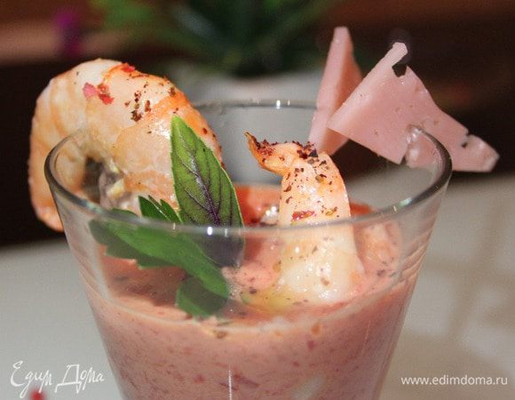 Готовый соус выложить в  красивый бокал или креманку. Несколько креветок погрузить соус. Украсить край бокала креветкой и ломтиками сыра "Чайная роза". Посыпать измельченным розовым перцем или сумахом. Украсить зеленью петрушки и листиком базилика.