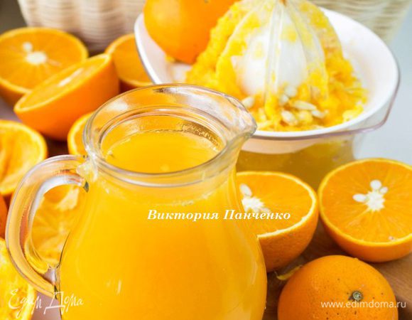 Отжать сок из апельсинов.
Перцы помыть, выложить на противень и запечь до мягкости. Кожица должна обгореть. Переложить перцы в полиэтиленовый пакет на 10-15 минут, затем очистить от кожицы и семян.

