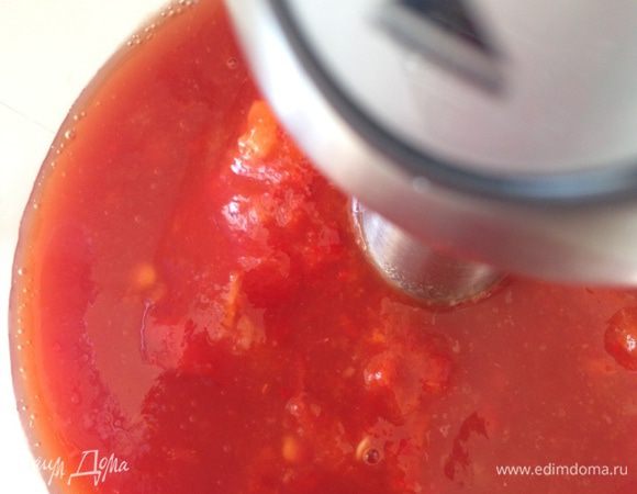 Добавить половину томатного сока и пюрировать.