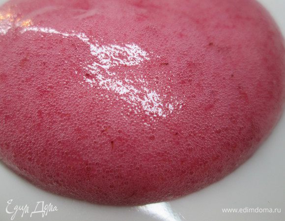 Взбиваем белки с солью и лимонным соком в пену. Продолжая взбивать, постепенно вводим сахар и  взбиваем до стойкой пены.
Аккуратно смешиваем с малиново-имбирным пюре, перемешивая снизу вверх. 