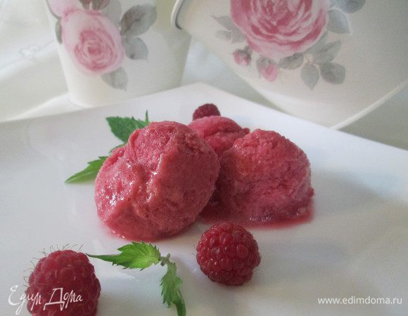 Теперь отправляем малиновую массу в морозильную камеру или готовим в мороженице на соответствующем режиме.
В морозильной камере сорбет готовится  3 - 4 часа. Чтобы структура сорбета была однородной, нужно каждые полчаса тщательно перемешивать массу.
Подаем, украсив листиками мяты, цукатами.