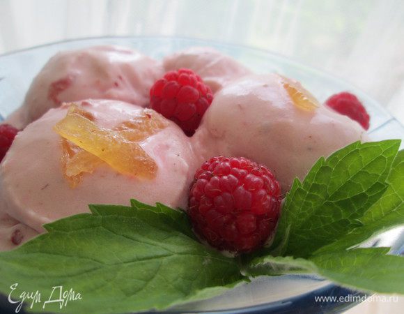 Для приготовления мороженого выполняем все вышеуказанные шаги и добавляем сметану со сгущенным молоком. Белок можно исключить (по желанию).
Готовим в мороженице или морозильной камере 3-4 часа, перемешивая каждые полчаса.
