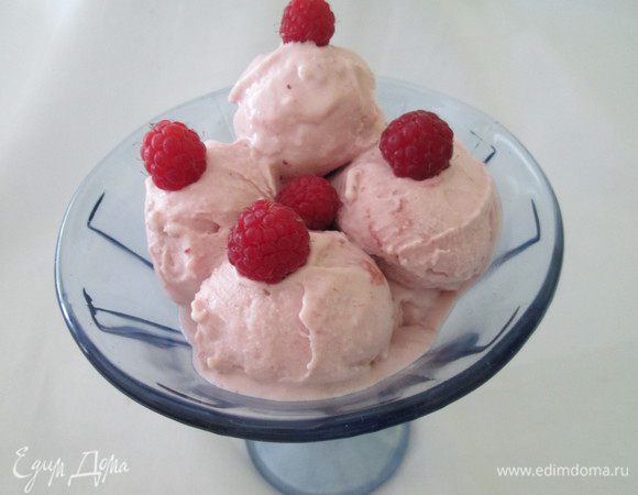 Подаем, украсив мятой и имбирными цукатами, ягодами малины.