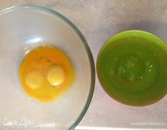 Отделяем белки от желтков.