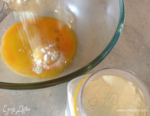 К желткам добавляем СОМ (сухое обезжиренное молоко).