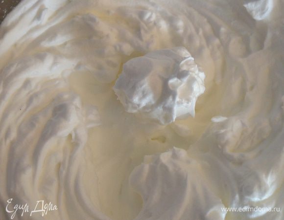 Белки взбиваем до крепких пиков.