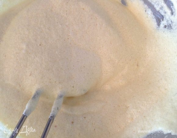 Аккуратно вводим их в желтковую массу, добавляя белки понемногу, и вымешиваем снизу вверх.