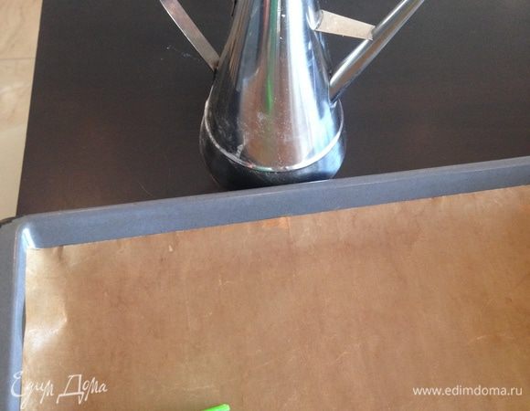 Выливаем тесто на противень, покрытый тефлоновой бумагой. Если бумага пекарская, тогда смажьте ее небольшим количеством оливкового масла.