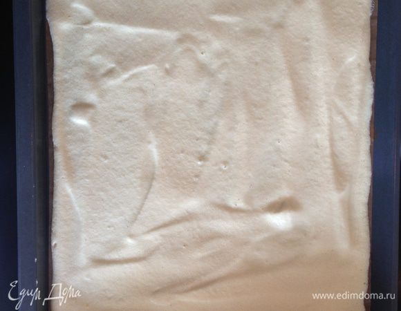 Тесто разровнять и положить в предварительно разогретую до 180 градусов духовку.