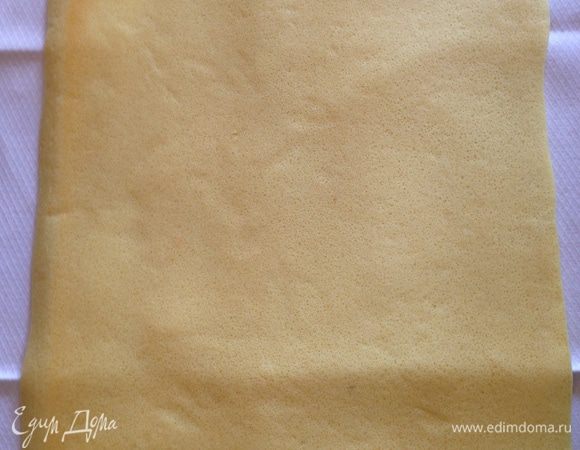 Выпекать 5-7 минут, главное не пересушить!
Достаем из духовки, перекладываем на чистое кухонное полотенце и с ним сворачиваем в рулет до остывания