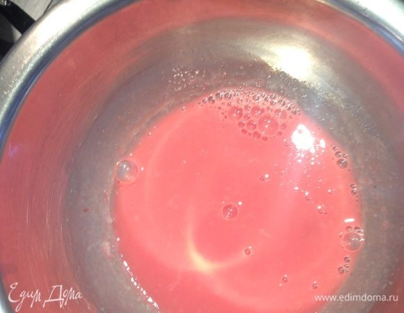 Суфле.
Набухший желатин в молоке нагреваем и перемешиваем. По желанию добавляем краситель.