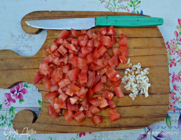 Помидоры порезать небольшими кубиками, порубить чеснок.