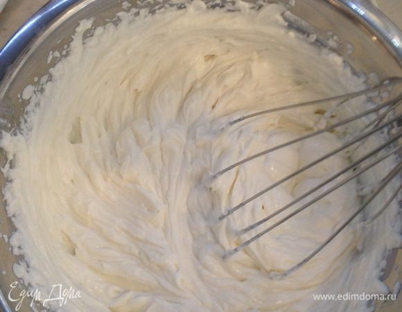 Взбиваем творог с сахарозаменителем.