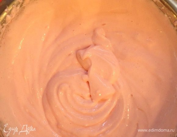 Вливаем в творожную массу желатин и продолжаем взбивать до состояния воздушного суфле и ставим в холодильник минут на 10.