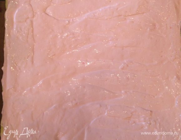 Разворачиваем остывший бисквит и смазываем суфле.