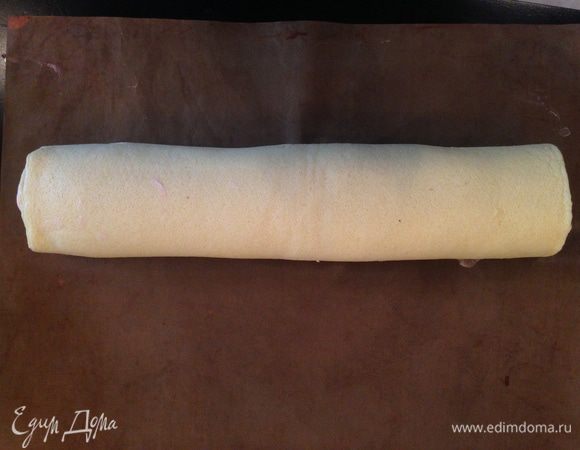 С меньшей стороны не туго сворачиваем в рулет.