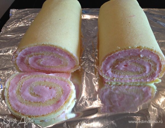 Разрезаем на две части и ставим в холодильник на время пока будем готовить глазурь.