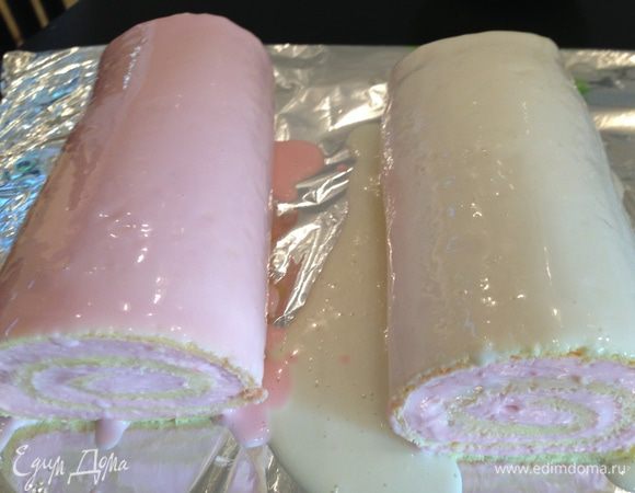 Глазурью поливаем рулеты и возвращаем их в холодильник на 1 час.