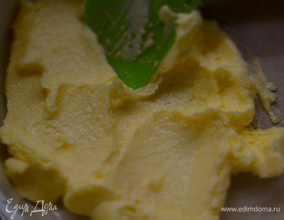 Мягкий маргарин растереть с сахаром и ванильным сахаром.