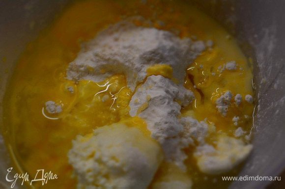 Подготавливаем творожную начинку: в миске смешать творог, яйца, сахар, молоко, порошок для ванильного пудинга и растительное масло. Взбить.