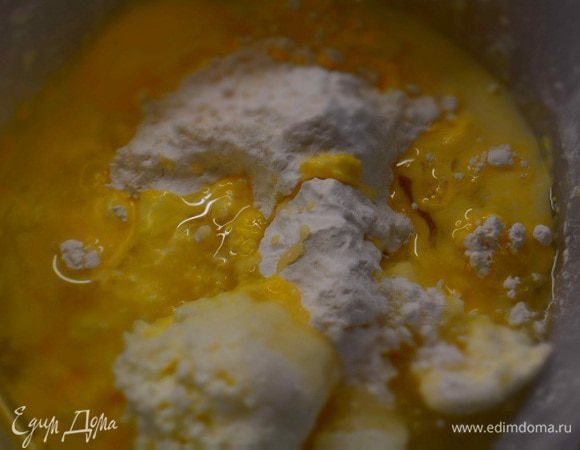 Подготавливаем творожную начинку: в миске смешать творог, яйца, сахар, молоко, порошок для ванильного пудинга и растительное масло. Взбить.