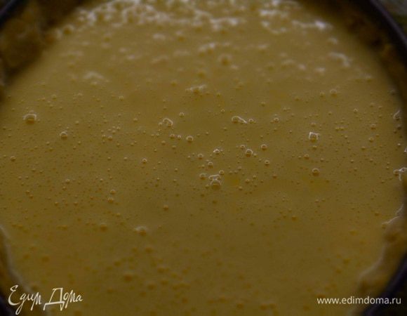 Выливаем творожную смесь на тесто и выпекаем при Т 180 С, 45 минут.