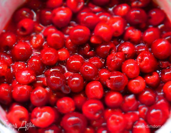 Смешать вишню с сахаром и крахмалом, проварить на медленном до загустения.