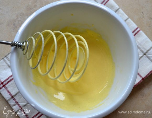 Желтки положить в миску и взбить с сахаром до посветления и растворения сахара.