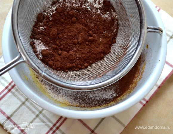 Муку и какао-порошок просеять и добавить в миску к желткам.