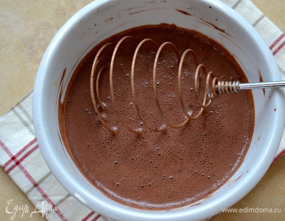 Влить молоко и как следует размешать, чтобы не было комочков.