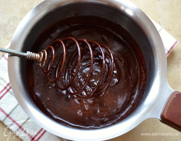 Перелить смесь в кастрюльку и поставить на средний огонь. Таймер поставить на 2 минуты и варить, постоянно помешивая крем, до загустения. Не заваривайте его! Через 2 минуты снимите крем с огня и дайте немного остыть.