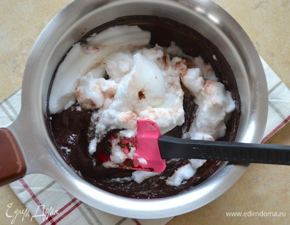 Тем временем взбейте белок с щепоткой соли до устойчивых пиков. Осторожно вмешайте взбитый белок в шоколадный крем заворачивающими движениями снизу вверх.