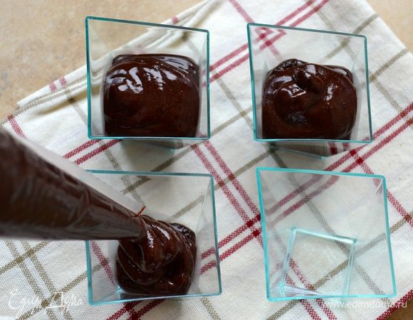 Далее крем можно просто разложить в маленькие стаканчики, креманки... А можно выложить его в кондитерский мешок, и тогда у вас получится аккуратнее заполнить кремом формочки. Уберите крем в холодильник на 2 часа.