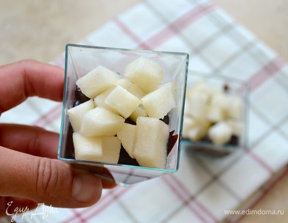 Перед самой подачей десерта украсьте его сверху кусочками груши. Подавайте, украсив, по желанию, листиками мяты.