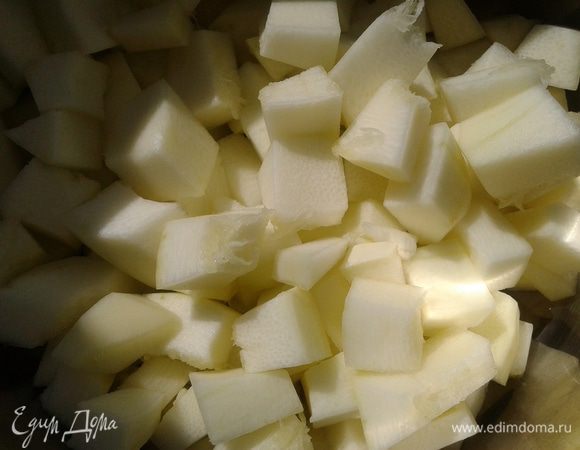 Кабачки и болгарский перец нарежем крупными кусочками, примерно 2 х 2 см. Сложим в кастрюлю.