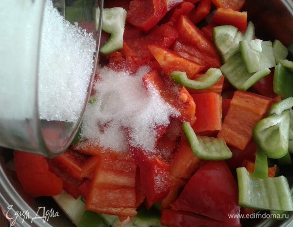 Теперь добавляем кетчуп (я брала острый), сахар, соль, растительное масло, специи и уксус. Перемешиваем и даем закипеть, после чего убавляем огонь и на медленном тушим 1 час. Нам нужно, чтобы кабачки и перцы остались целыми, не разварились. Стакан граненый — 200 г.