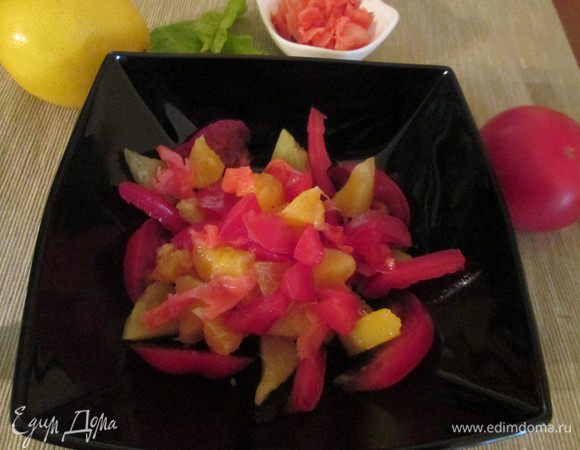 Когда  имбирь будет готов можно приниматься за приготовление салата.

Нарезаем все фрукты произвольной формы, перемешиваем их.
Добавляем маринованный имбирь.
Для соуса: смешиваем лимонный сок, сливки, соль и сахар (по желанию).
