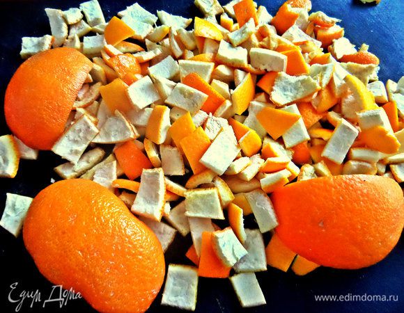 Корочки с чистых апельсинов (у меня 2 красных и 2 жёлтых было, но это не имеет значение) нарезаем на кубики или как хочется. Мои корочки весили 238 г. Толстую белую мякоть кое-где я сняла.