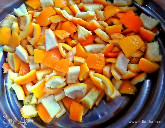 Сливаем воду, заливаем новой, снова на огонь и снова варим несколько минут. После этого проделываем процедуру ещё 3-й раз.